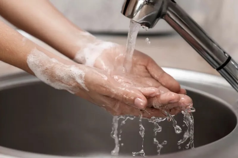Из крана течёт ржавая вода? Как добиться нормального водоснабжения по закону